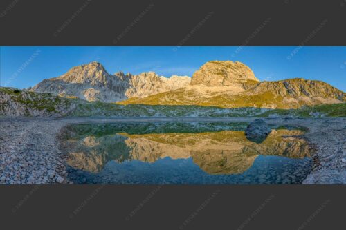 Blick über Stuibensee zum Hohen Gaif und Hohen Blassen im Wettersteingebirge - Stuibenspiegel 2,5:1  -- Stuibensee mit Blassengrat - mehr Infos bei www.Kriner-Weiermann.de