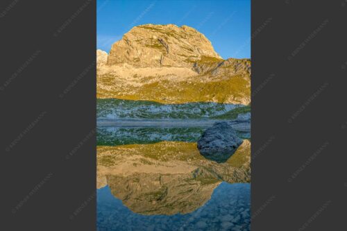 Blick über Stuibensee zum Hohen Gaif und Hohen Blassen im Wettersteingebirge - Stuibenspiegel 2:3  -- Stuibensee mit Blassengrat - mehr Infos bei www.Kriner-Weiermann.de