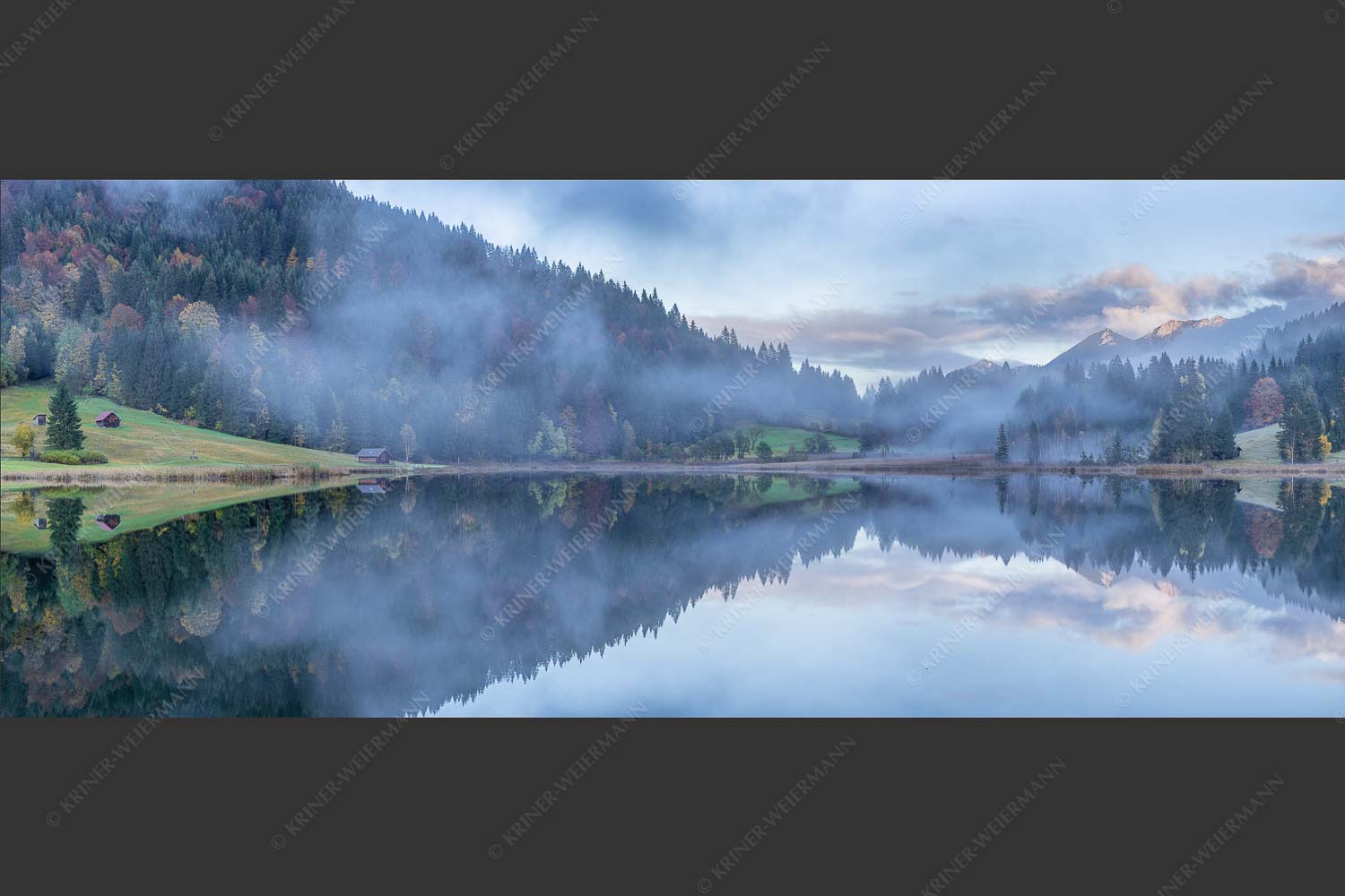 Die herbstliche Färbung taucht die Landschaft in ein neues Licht - Symmetrie 2,5:1 -- Nebelstimmung am Geroldsee - mehr Infos bei www.Kriner-Weiermann.de