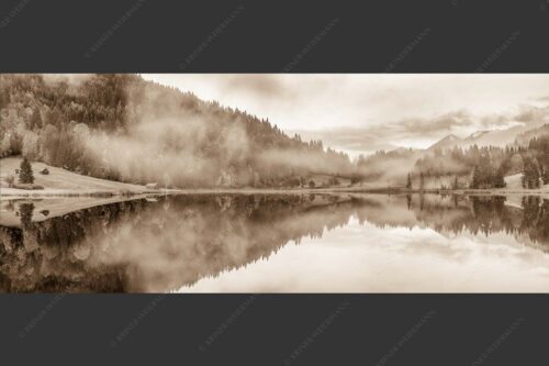 Die herbstliche Färbung taucht die Landschaft in ein neues Licht - Symmetrie 2,5:1 sepia -- Nebelstimmung am Geroldsee - mehr Infos bei www.Kriner-Weiermann.de