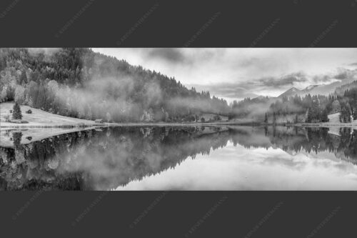 Die herbstliche Färbung taucht die Landschaft in ein neues Licht - Symmetrie 2,5:1 sw -- Nebelstimmung am Geroldsee - mehr Infos bei www.Kriner-Weiermann.de