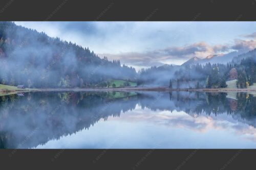 Die herbstliche Färbung taucht die Landschaft in ein neues Licht - Symmetrie 2:1  -- Nebelstimmung am Geroldsee - mehr Infos bei www.Kriner-Weiermann.de
