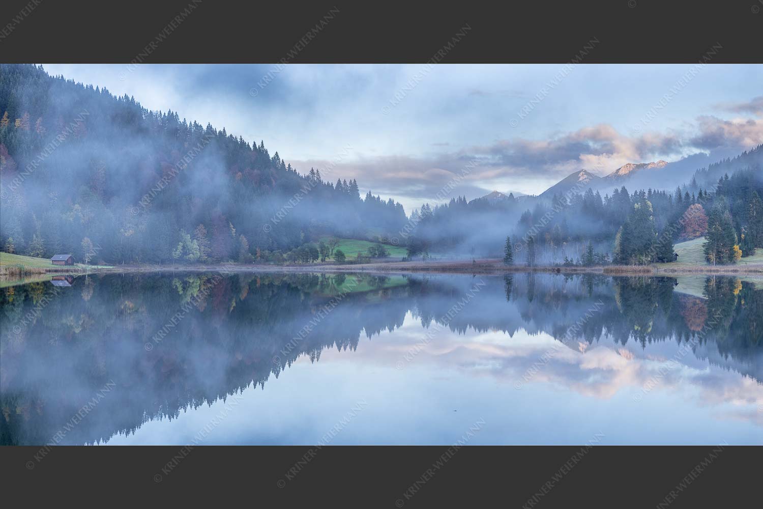 Die herbstliche Färbung taucht die Landschaft in ein neues Licht - Symmetrie 2:1 -- Nebelstimmung am Geroldsee - mehr Infos bei www.Kriner-Weiermann.de