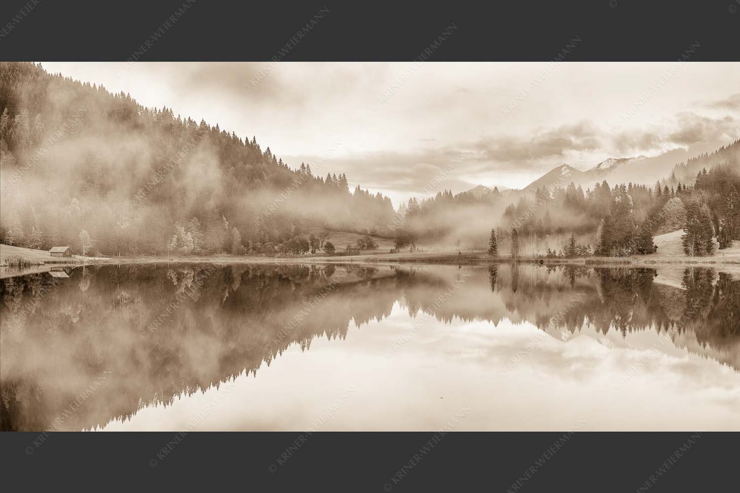 Die herbstliche Färbung taucht die Landschaft in ein neues Licht - Symmetrie 2:1 sepia -- Nebelstimmung am Geroldsee - mehr Infos bei www.Kriner-Weiermann.de
