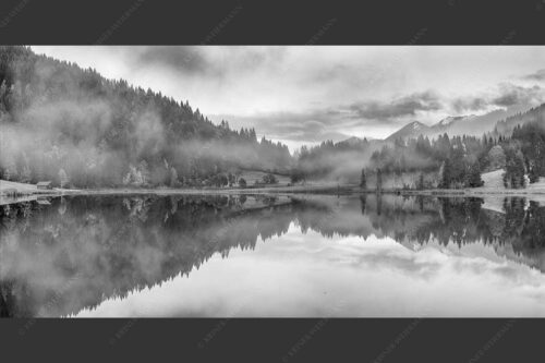 Die herbstliche Färbung taucht die Landschaft in ein neues Licht - Symmetrie 2:1 sw -- Nebelstimmung am Geroldsee - mehr Infos bei www.Kriner-Weiermann.de