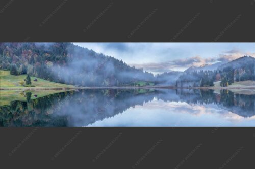 Die herbstliche Färbung taucht die Landschaft in ein neues Licht - Symmetrie 3:1  -- Nebelstimmung am Geroldsee - mehr Infos bei www.Kriner-Weiermann.de