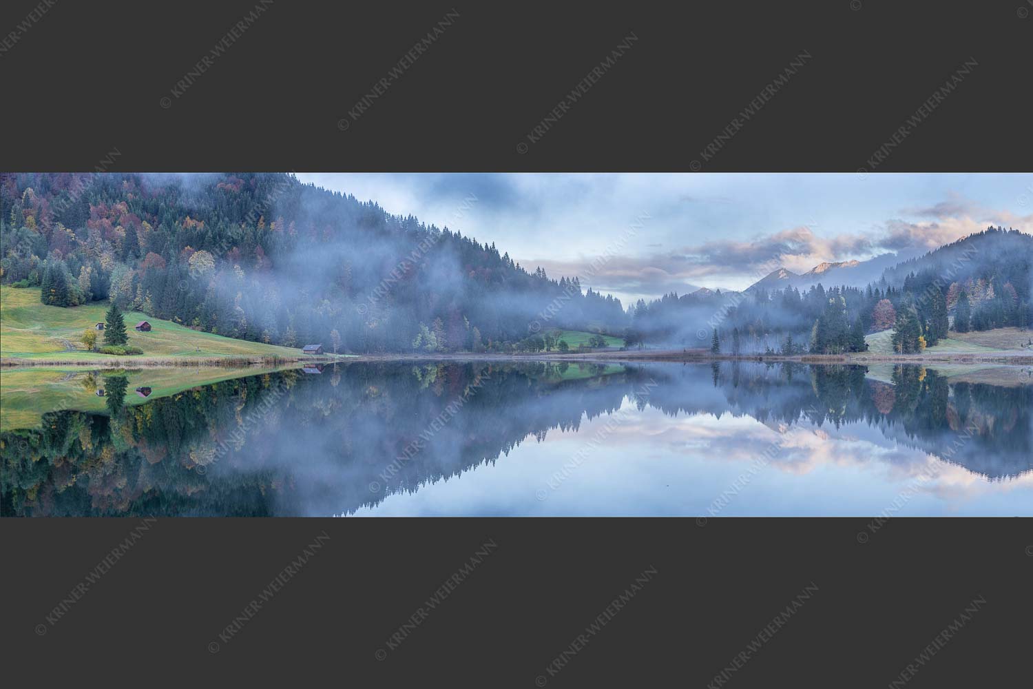 Die herbstliche Färbung taucht die Landschaft in ein neues Licht - Symmetrie 3:1  -- Nebelstimmung am Geroldsee - mehr Infos bei www.Kriner-Weiermann.de