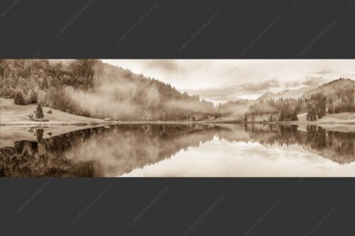 Die herbstliche Färbung taucht die Landschaft in ein neues Licht - Symmetrie 3:1 sepia -- Nebelstimmung am Geroldsee - mehr Infos bei www.Kriner-Weiermann.de