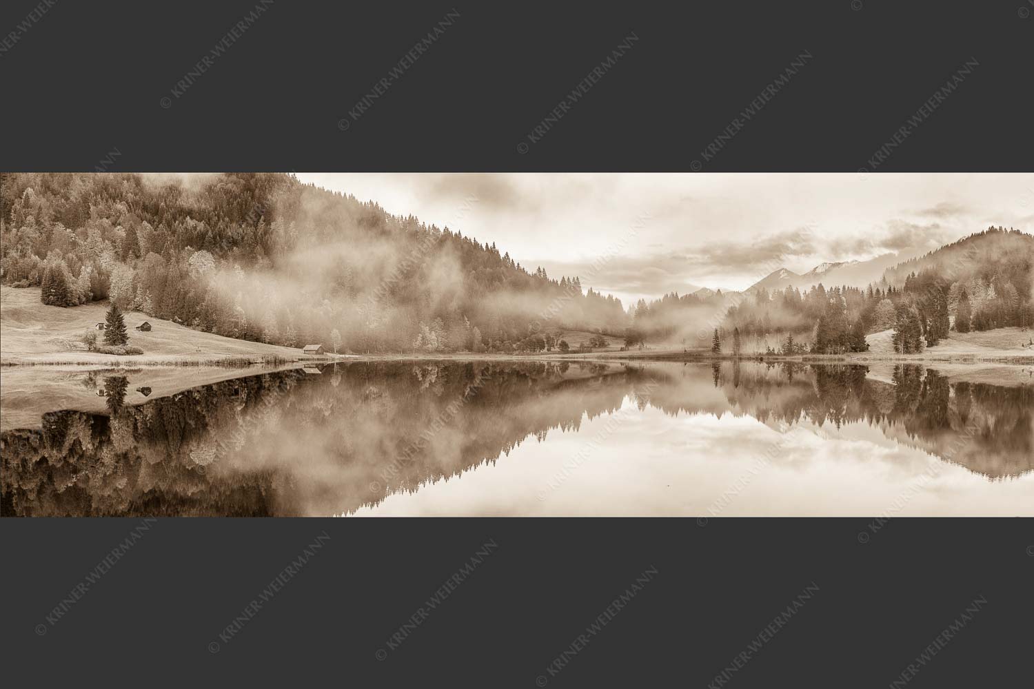 Die herbstliche Färbung taucht die Landschaft in ein neues Licht - Symmetrie 3:1 sepia -- Nebelstimmung am Geroldsee - mehr Infos bei www.Kriner-Weiermann.de