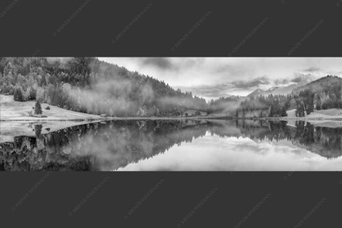 Die herbstliche Färbung taucht die Landschaft in ein neues Licht - Symmetrie 3:1 sw -- Nebelstimmung am Geroldsee - mehr Infos bei www.Kriner-Weiermann.de