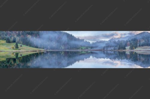 Die herbstliche Färbung taucht die Landschaft in ein neues Licht - Symmetrie 4:1  -- Nebelstimmung am Geroldsee - mehr Infos bei www.Kriner-Weiermann.de