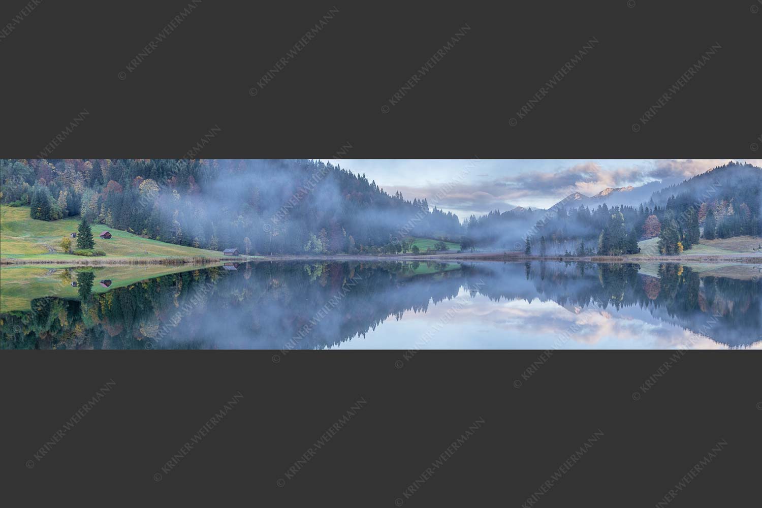 Die herbstliche Färbung taucht die Landschaft in ein neues Licht - Symmetrie 4:1 -- Nebelstimmung am Geroldsee - mehr Infos bei www.Kriner-Weiermann.de