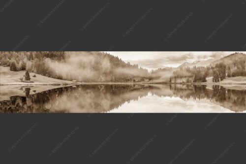 Die herbstliche Färbung taucht die Landschaft in ein neues Licht - Symmetrie 4:1 sepia -- Nebelstimmung am Geroldsee - mehr Infos bei www.Kriner-Weiermann.de