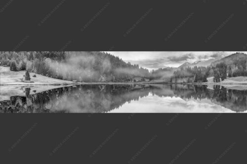 Die herbstliche Färbung taucht die Landschaft in ein neues Licht - Symmetrie 4:1 sw -- Nebelstimmung am Geroldsee - mehr Infos bei www.Kriner-Weiermann.de