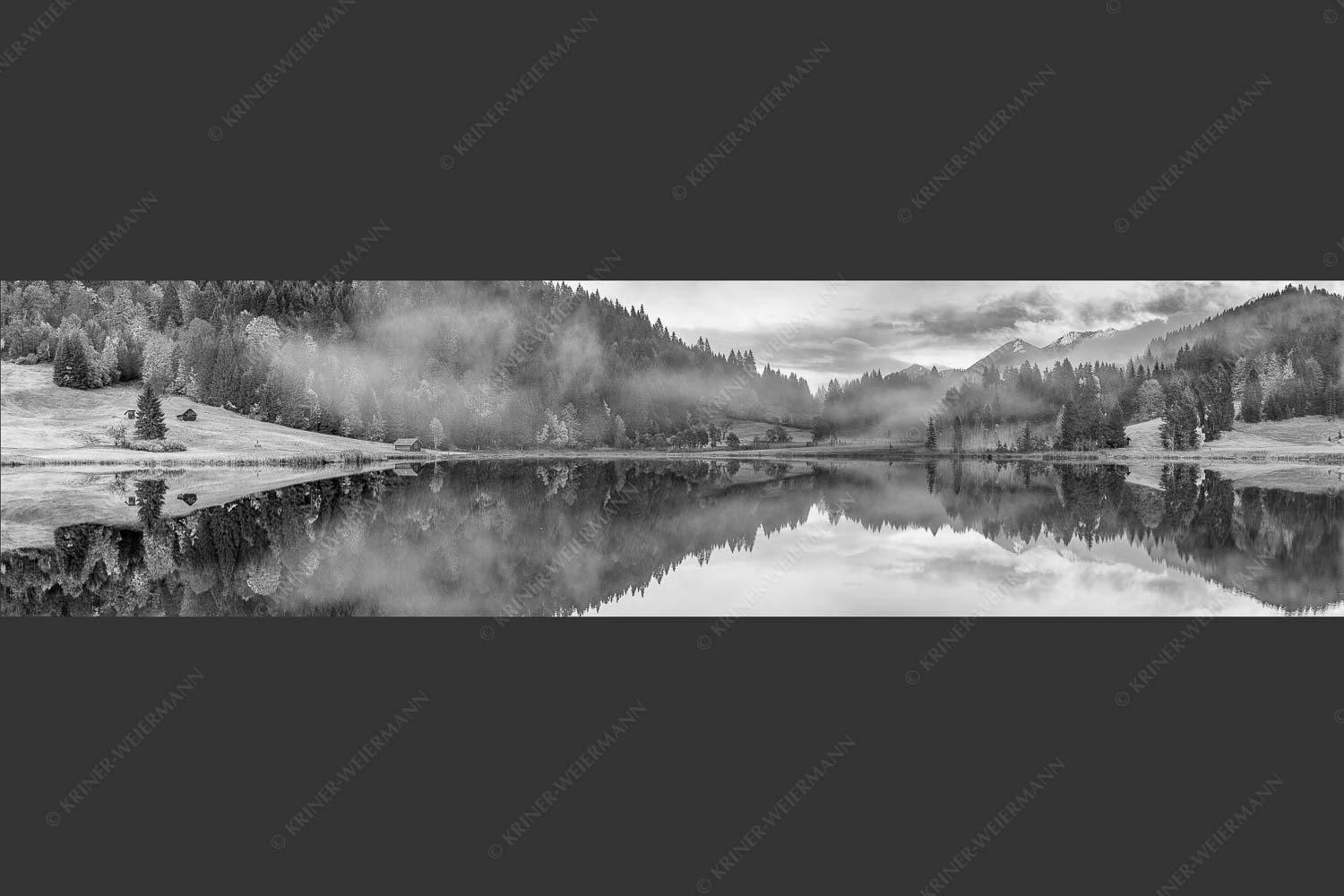 Die herbstliche Färbung taucht die Landschaft in ein neues Licht - Symmetrie 4:1 sw -- Nebelstimmung am Geroldsee - mehr Infos bei www.Kriner-Weiermann.de