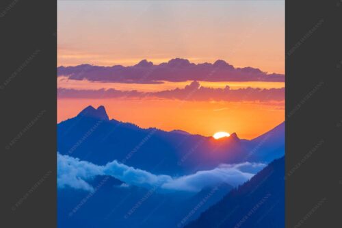 Blick aus dem Karwendel zum Sonnenaufgang am Roß- und Buchstein - Tagesanbruch 1:1  -- Sonnenaufgang Rossstein Buchstein - mehr Infos bei www.Kriner-Weiermann.de