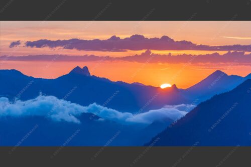Blick aus dem Karwendel zum Sonnenaufgang am Roß- und Buchstein - Tagesanbruch 2:1  -- Sonnenaufgang Rossstein Buchstein - mehr Infos bei www.Kriner-Weiermann.de