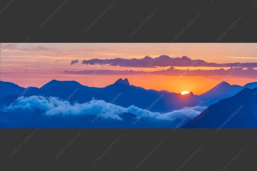 Blick aus dem Karwendel zum Sonnenaufgang am Roß- und Buchstein - Tagesanbruch 3:1  -- Sonnenaufgang Rossstein Buchstein - mehr Infos bei www.Kriner-Weiermann.de