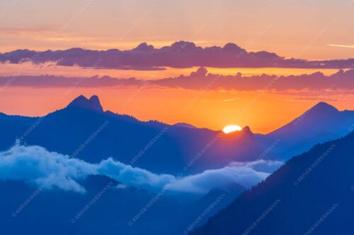 Blick aus dem Karwendel zum Sonnenaufgang am Roß- und Buchstein - Tagesanbruch 3:2  -- Sonnenaufgang Rossstein Buchstein - mehr Infos bei www.Kriner-Weiermann.de