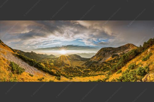 Laubfärbung zwischen Hoher Kiste und Krottenkopf im Estergebirge mit Karwendelblick - Tal der Farben 2,5:1  -- Herbstfärbung im Estergebirge - mehr Infos bei www.Kriner-Weiermann.de