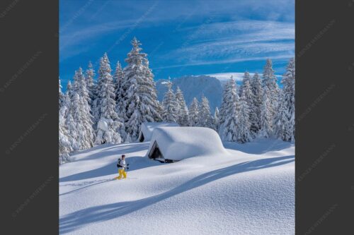 Skitour in den tief verschneiten Hängen am Kranzberg, den Karwendel immer im Blick - Tiefster Winter 1:1  -- Skitour im Isartal - mehr Infos bei www.Kriner-Weiermann.de