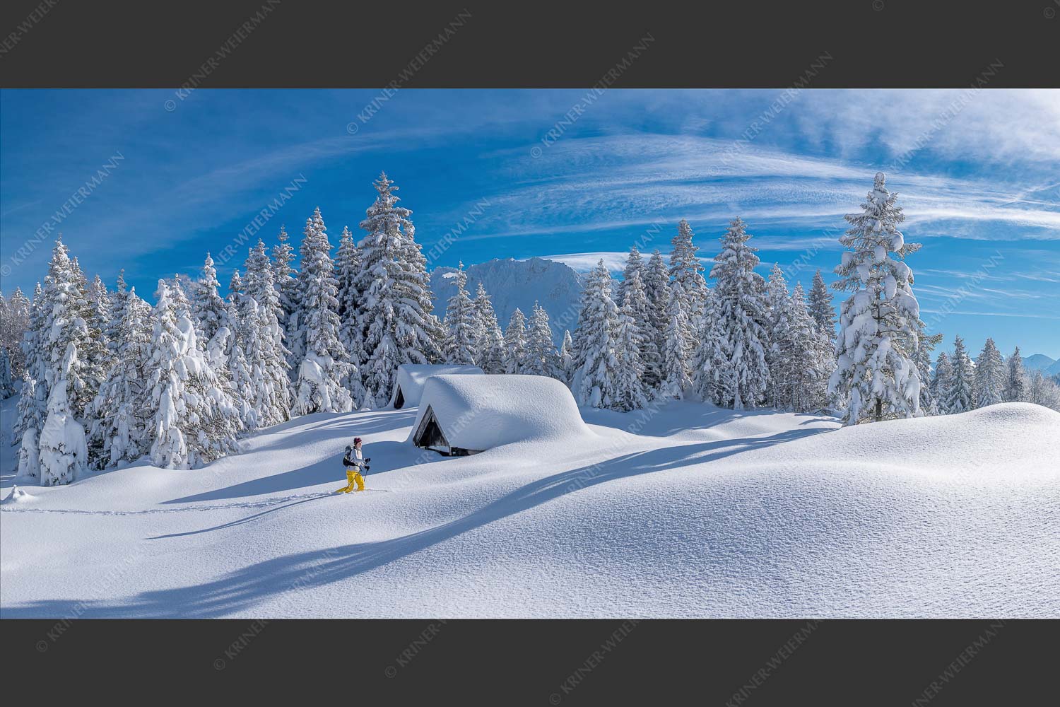 Skitour in den tief verschneiten Hängen am Kranzberg, den Karwendel immer im Blick - Tiefster Winter 2:1  -- Skitour im Isartal - mehr Infos bei www.Kriner-Weiermann.de