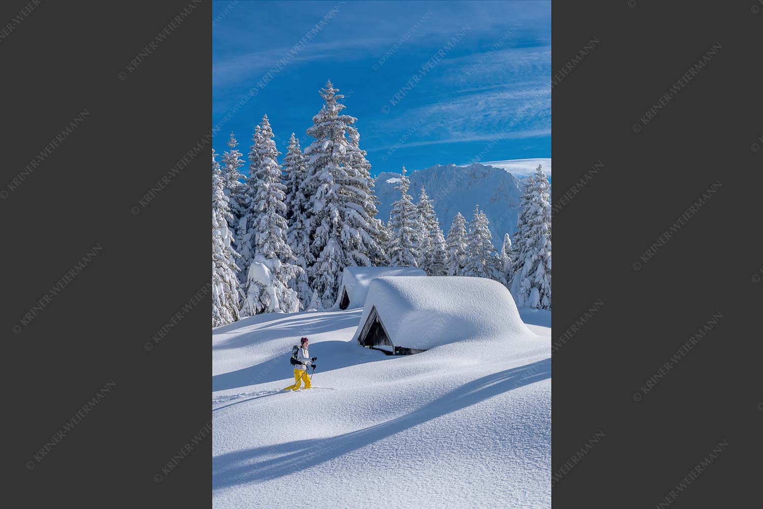 Skitour in den tief verschneiten Hängen am Kranzberg, den Karwendel immer im Blick - Tiefster Winter 2:3  -- Skitour im Isartal - mehr Infos bei www.Kriner-Weiermann.de
