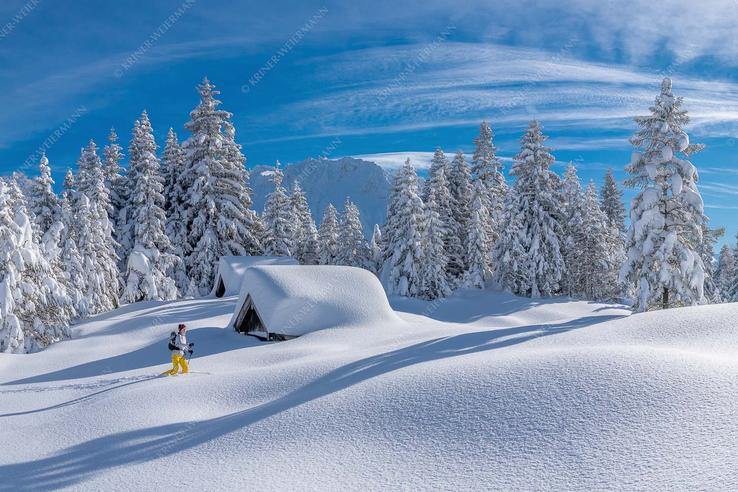Skitour in den tief verschneiten Hängen am Kranzberg, den Karwendel immer im Blick - Tiefster Winter 3:2 -- Skitour im Isartal - mehr Infos bei www.Kriner-Weiermann.de
