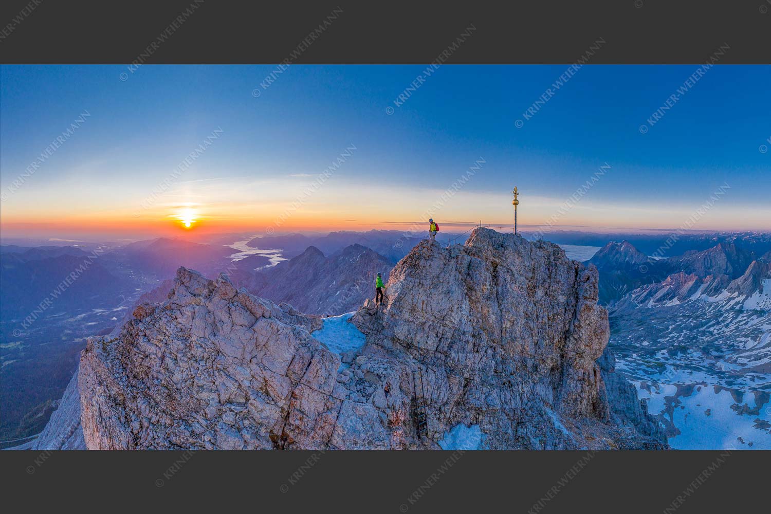 Bergsteiger am Zugspitzgipfel bei Sonnenaufgang - to the top 2:1  -- Zugspitze - mehr Infos bei www.Kriner-Weiermann.de
