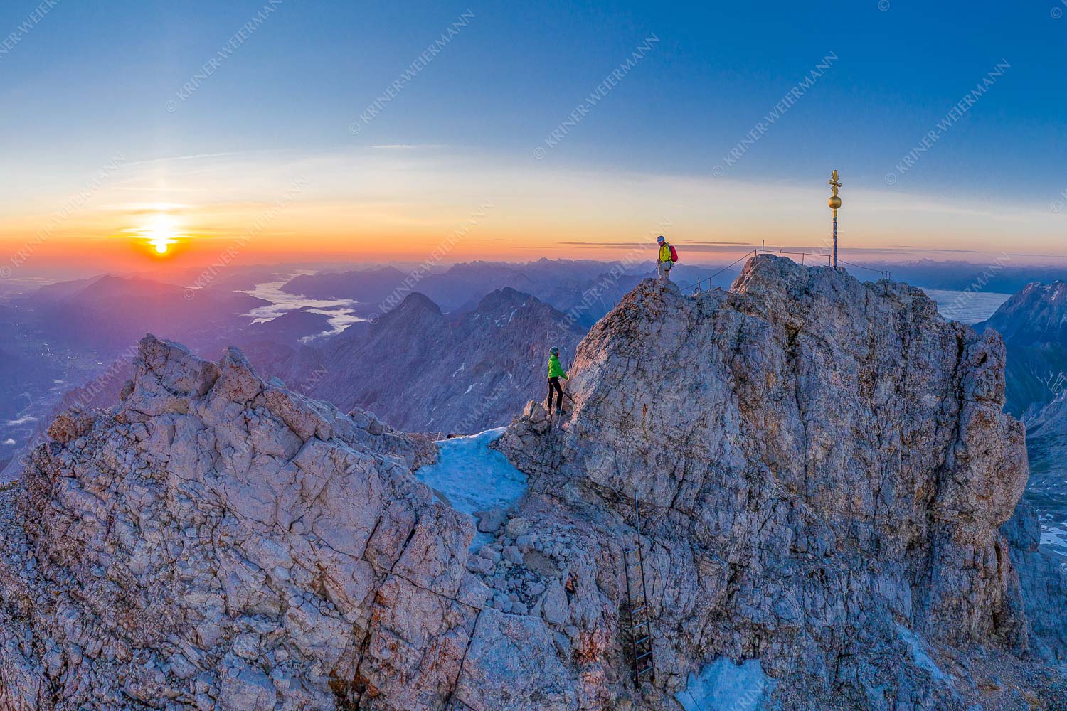 Bergsteiger am Zugspitzgipfel bei Sonnenaufgang - to the top 3:2  -- Zugspitze - mehr Infos bei www.Kriner-Weiermann.de