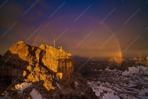 Nach einem Gewitter die letzten Sonnenstrahlen auf dem Zugspitzgipfel genießen - Top of Germany 3:2  -- Regenbogen über Zugspitze - mehr Infos bei www.Kriner-Weiermann.de