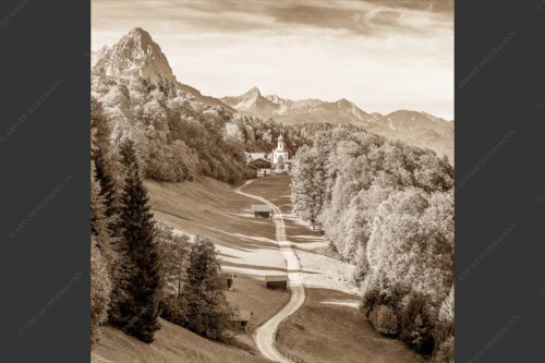 Kirche St. Anna in Wamberg mit Großem Waxenstein und Daniel im Hintergrund - Tradition und Moderne III 1:1 sepia -- Wamberg und Waxenstein - mehr Infos bei www.Kriner-Weiermann.de