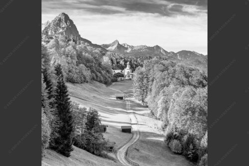 Kirche St. Anna in Wamberg mit Großem Waxenstein und Daniel im Hintergrund - Tradition und Moderne III 1:1 sw -- Wamberg und Waxenstein - mehr Infos bei www.Kriner-Weiermann.de