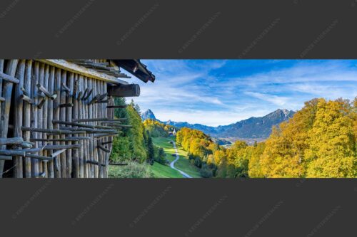Traditionelle Heustanker und Kirche St. Anna in Wamberg mit Großem Waxenstein im Hintergrund - Tradition und Moderne 3:1  -- Stanker und Wamberg mit Garmisch - mehr Infos bei www.Kriner-Weiermann.de