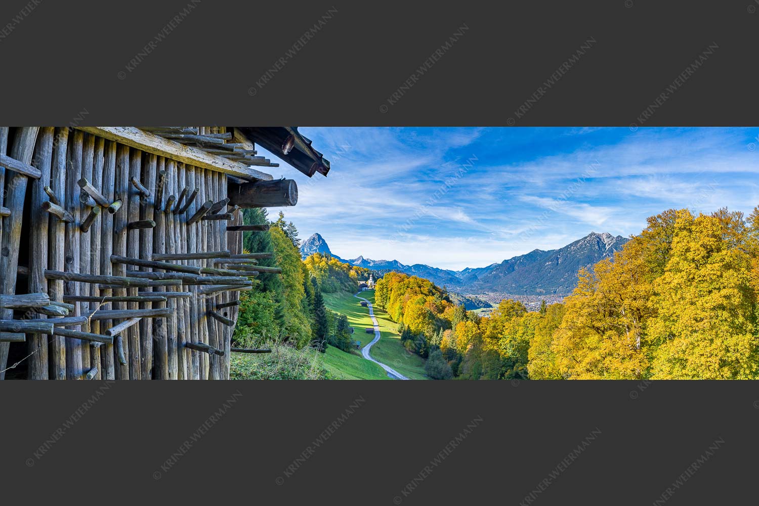 Traditionelle Heustanker und Kirche St. Anna in Wamberg mit Großem Waxenstein im Hintergrund - Tradition und Moderne 3:1  -- Stanker und Wamberg mit Garmisch - mehr Infos bei www.Kriner-Weiermann.de