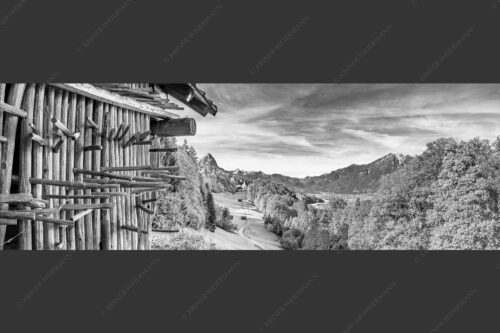 Traditionelle Heustanker und Kirche St. Anna in Wamberg mit Großem Waxenstein im Hintergrund - Tradition und Moderne 3:1 sw -- Stanker und Wamberg mit Garmisch - mehr Infos bei www.Kriner-Weiermann.de