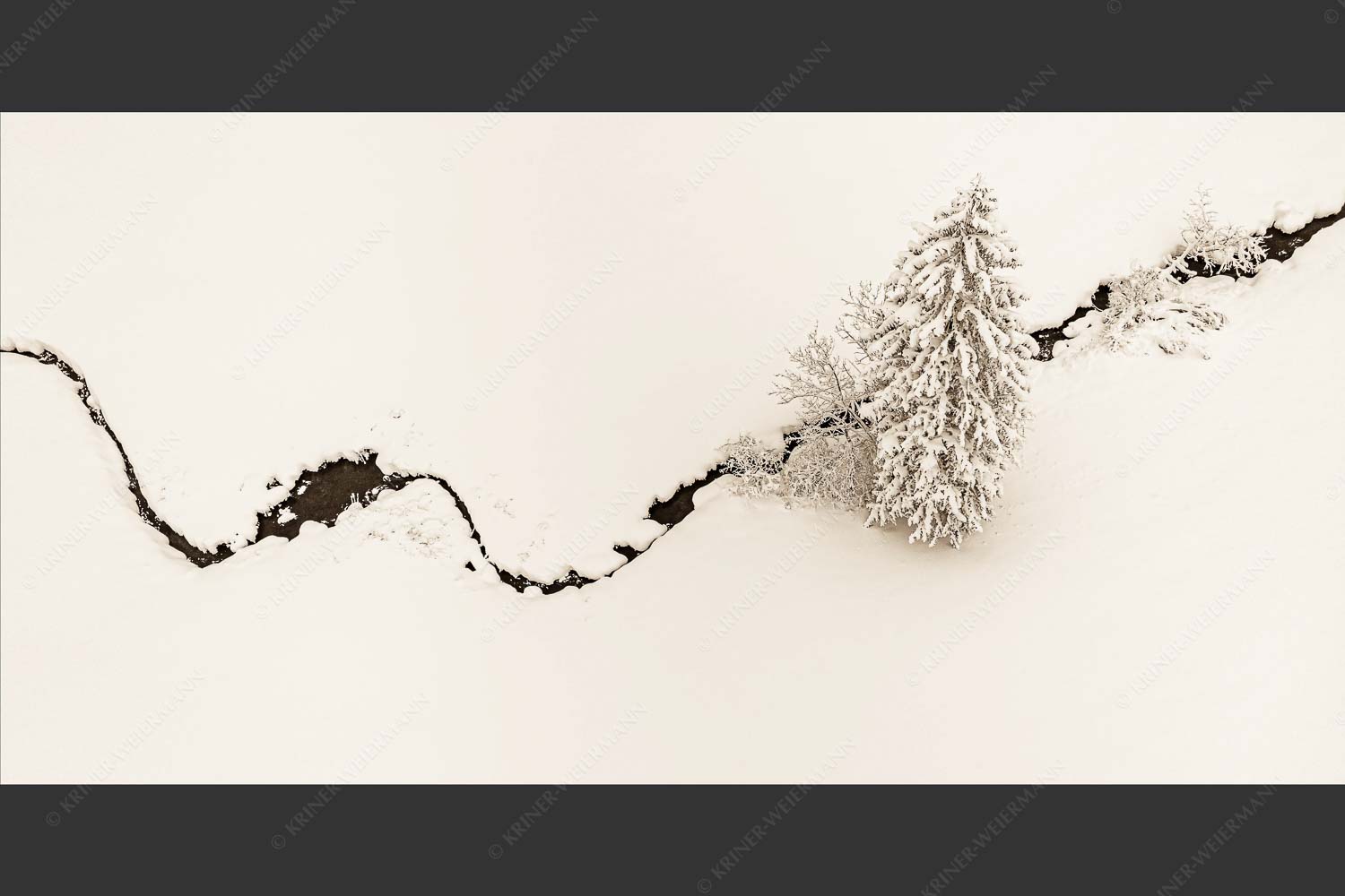 Winterlicher Bachlauf im Ammergebirge - Trenner 2:1 sepia -- Winter Bachlauf Draufsicht - mehr Infos bei www.Kriner-Weiermann.de