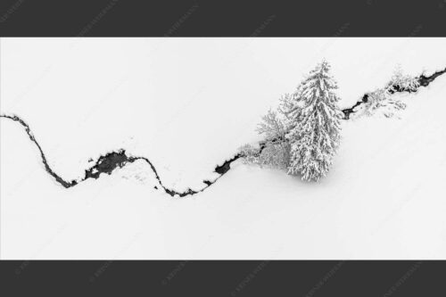 Winterlicher Bachlauf im Ammergebirge - Trenner 2:1 sw -- Winter Bachlauf Draufsicht - mehr Infos bei www.Kriner-Weiermann.de