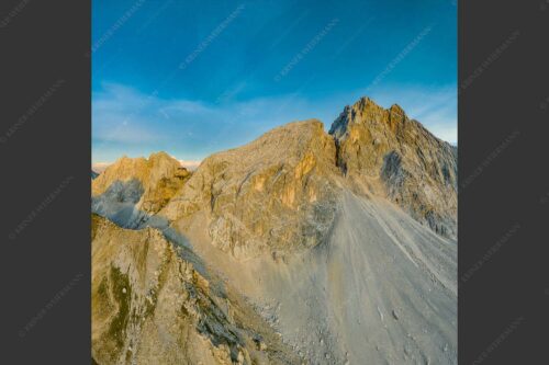 Meilerhütte und Partenkirchner Dreitorspitze im letzten Tageslicht im Wettersteingebirge - Trutzburg 1:1  -- Meilerhütte im Wetterstein - mehr Infos bei www.Kriner-Weiermann.de