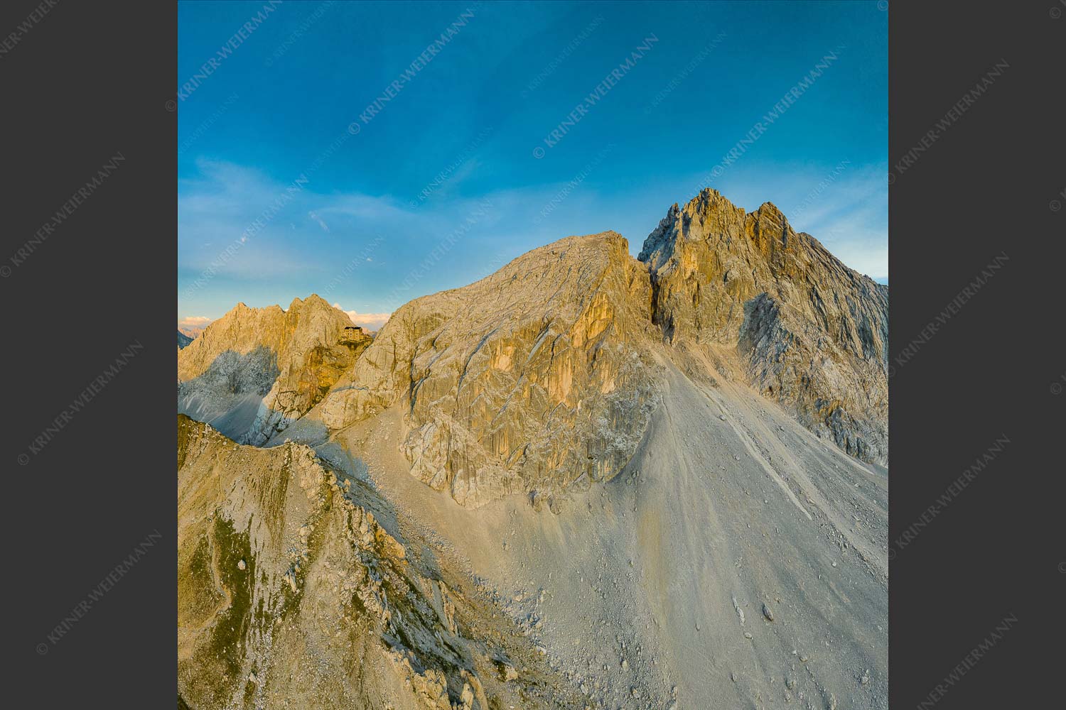 Meilerhütte und Partenkirchner Dreitorspitze im letzten Tageslicht im Wettersteingebirge - Trutzburg 1:1 -- Meilerhütte im Wetterstein - mehr Infos bei www.Kriner-Weiermann.de