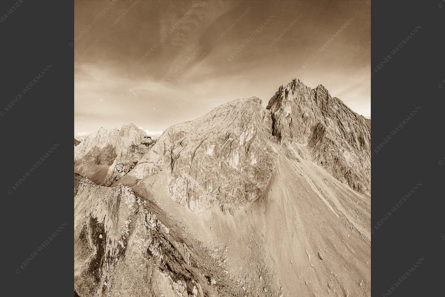 Meilerhütte und Partenkirchner Dreitorspitze im letzten Tageslicht im Wettersteingebirge - Trutzburg 1:1 sepia -- Meilerhütte im Wetterstein - mehr Infos bei www.Kriner-Weiermann.de