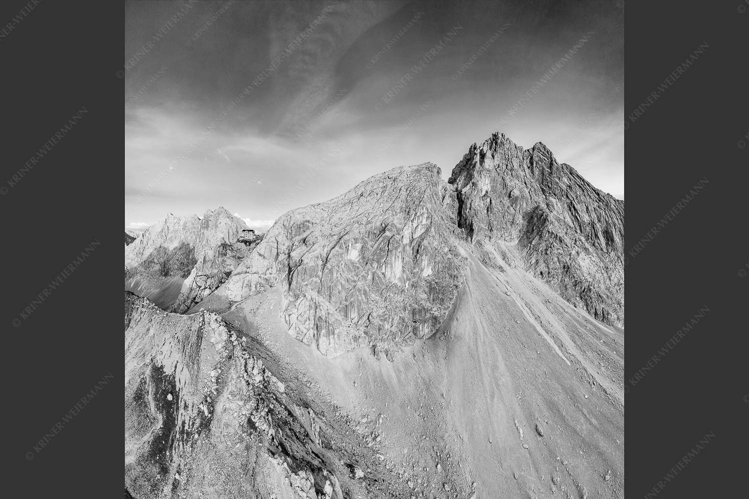 Meilerhütte und Partenkirchner Dreitorspitze im letzten Tageslicht im Wettersteingebirge - Trutzburg 1:1 sw -- Meilerhütte im Wetterstein - mehr Infos bei www.Kriner-Weiermann.de