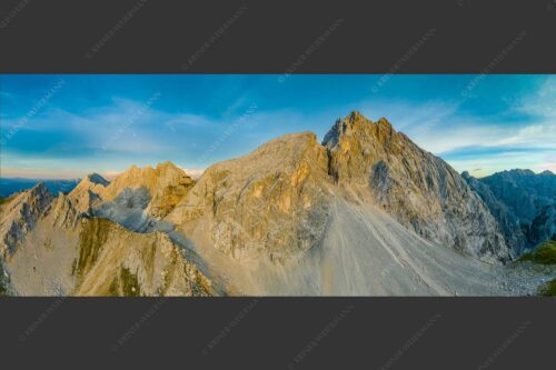 Meilerhütte und Partenkirchner Dreitorspitze im letzten Tageslicht im Wettersteingebirge - Trutzburg 2,5:1  -- Meilerhütte im Wetterstein - mehr Infos bei www.Kriner-Weiermann.de