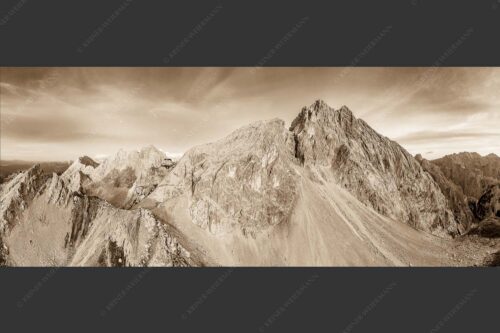 Meilerhütte und Partenkirchner Dreitorspitze im letzten Tageslicht im Wettersteingebirge - Trutzburg 2,5:1 sepia -- Meilerhütte im Wetterstein - mehr Infos bei www.Kriner-Weiermann.de