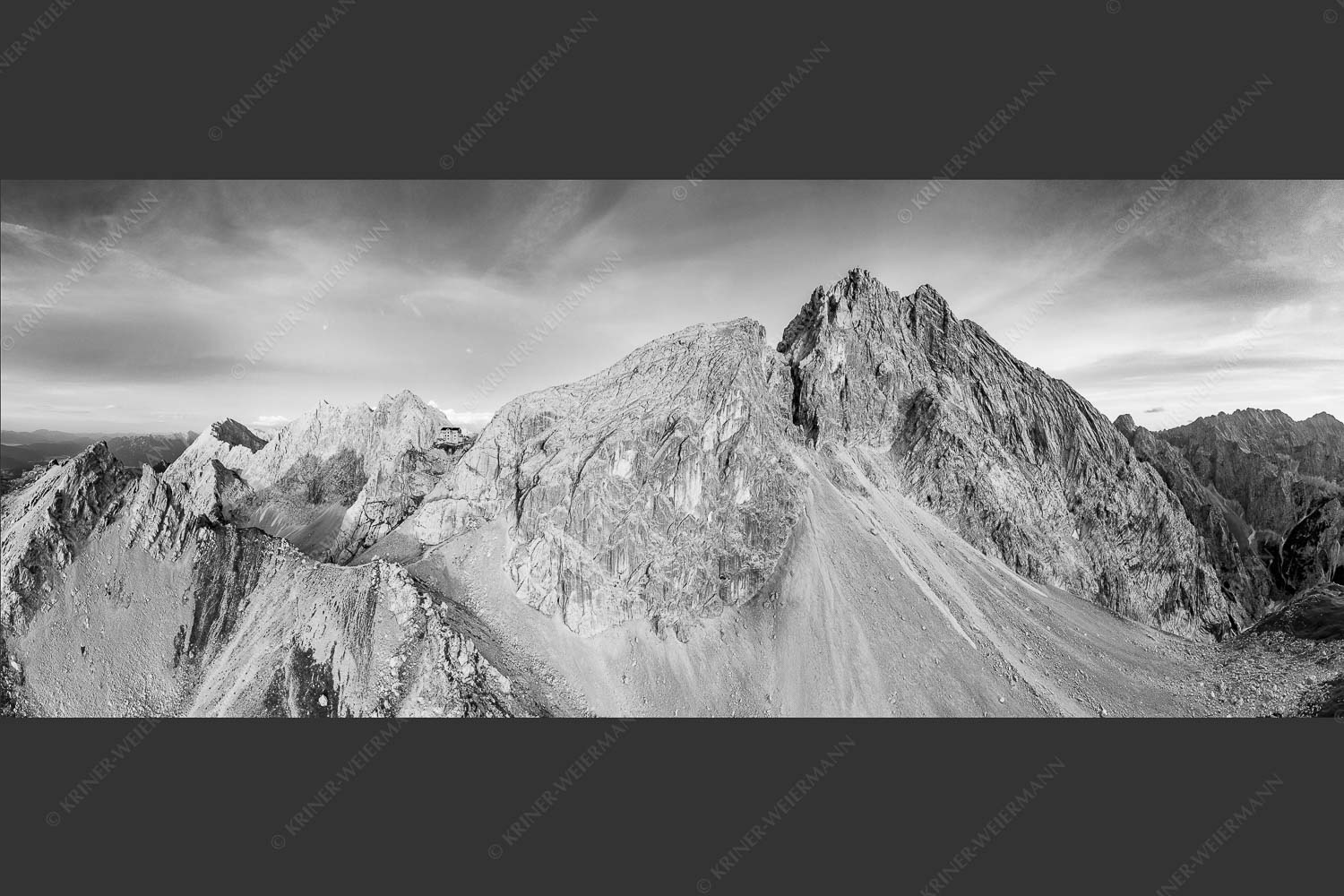 Meilerhütte und Partenkirchner Dreitorspitze im letzten Tageslicht im Wettersteingebirge - Trutzburg 2,5:1 sw -- Meilerhütte im Wetterstein - mehr Infos bei www.Kriner-Weiermann.de
