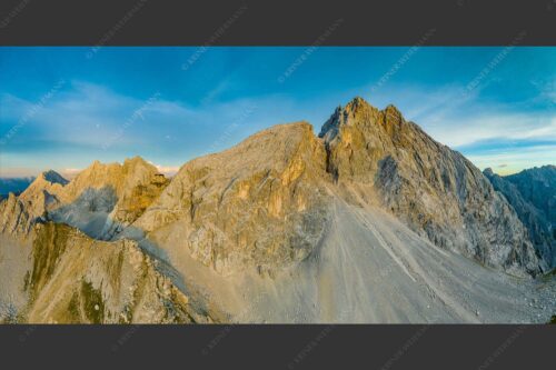 Meilerhütte und Partenkirchner Dreitorspitze im letzten Tageslicht im Wettersteingebirge - Trutzburg 2:1  -- Meilerhütte im Wetterstein - mehr Infos bei www.Kriner-Weiermann.de