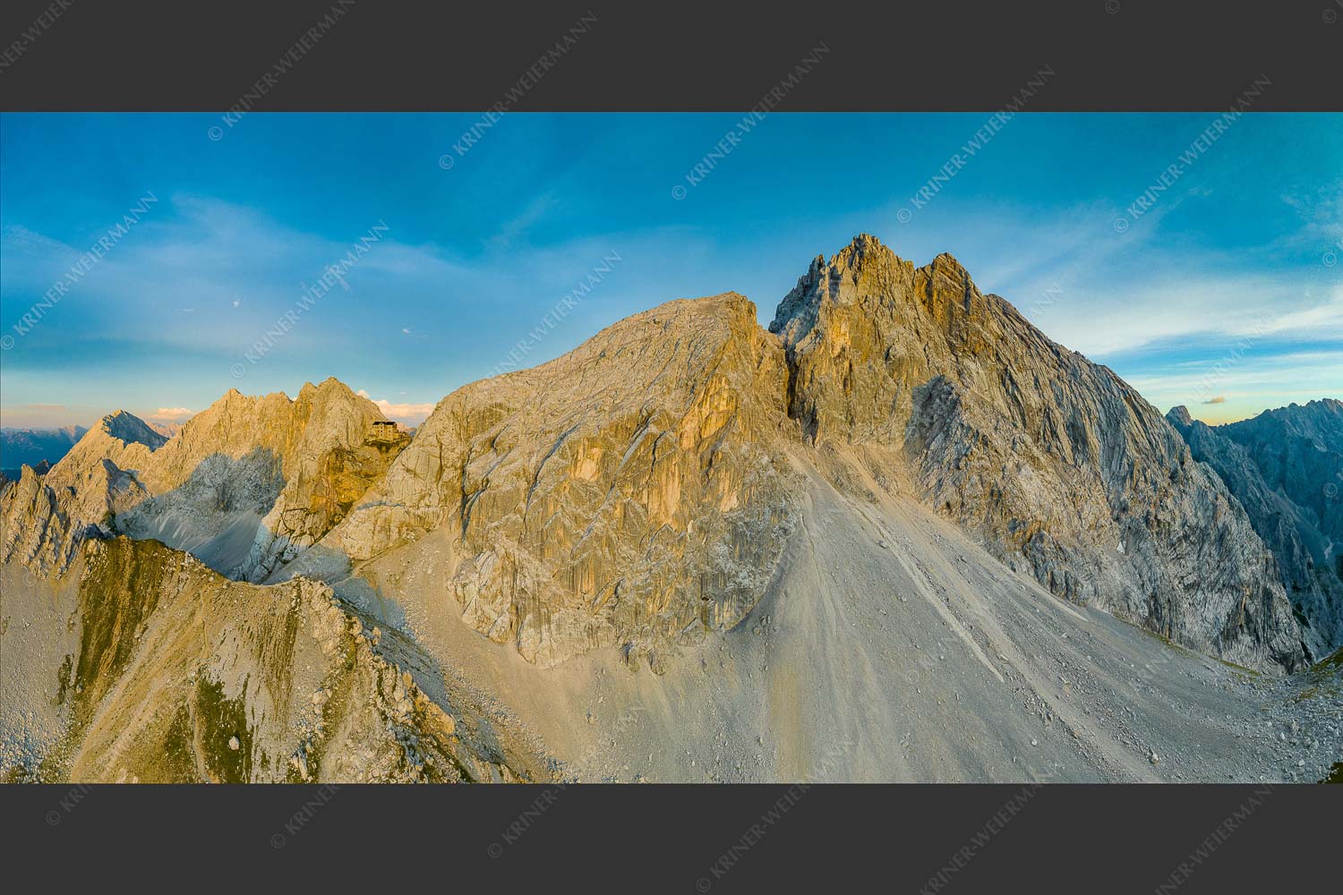 Meilerhütte und Partenkirchner Dreitorspitze im letzten Tageslicht im Wettersteingebirge - Trutzburg 2:1 -- Meilerhütte im Wetterstein - mehr Infos bei www.Kriner-Weiermann.de