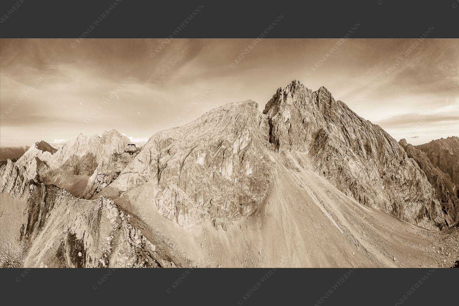Meilerhütte und Partenkirchner Dreitorspitze im letzten Tageslicht im Wettersteingebirge - Trutzburg 2:1 sepia -- Meilerhütte im Wetterstein - mehr Infos bei www.Kriner-Weiermann.de