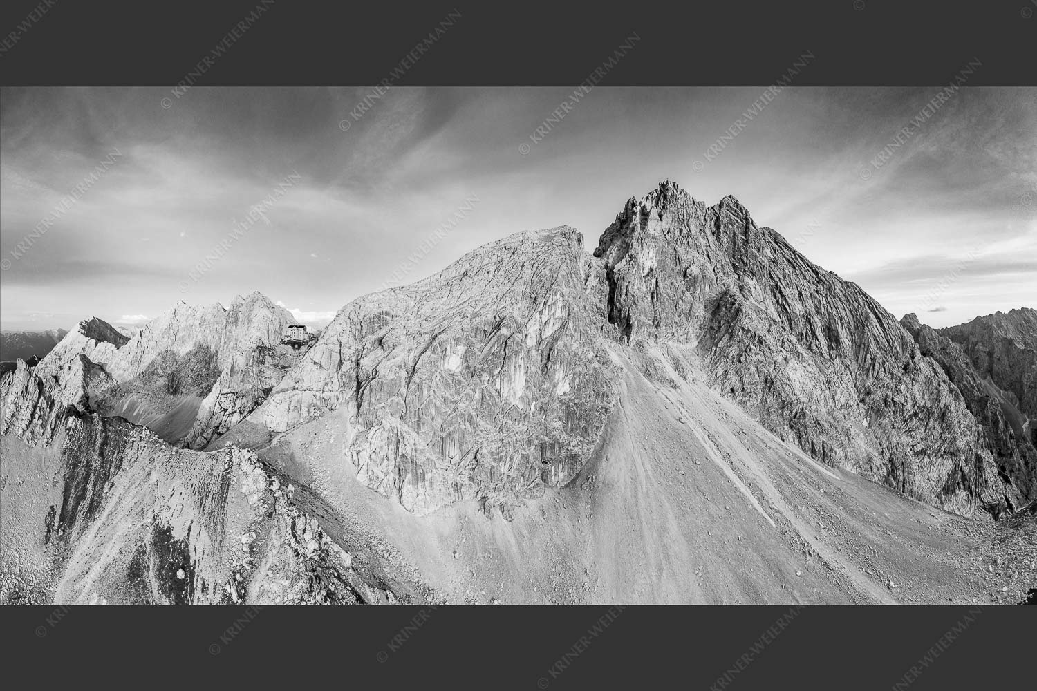 Meilerhütte und Partenkirchner Dreitorspitze im letzten Tageslicht im Wettersteingebirge - Trutzburg 2:1 sw -- Meilerhütte im Wetterstein - mehr Infos bei www.Kriner-Weiermann.de