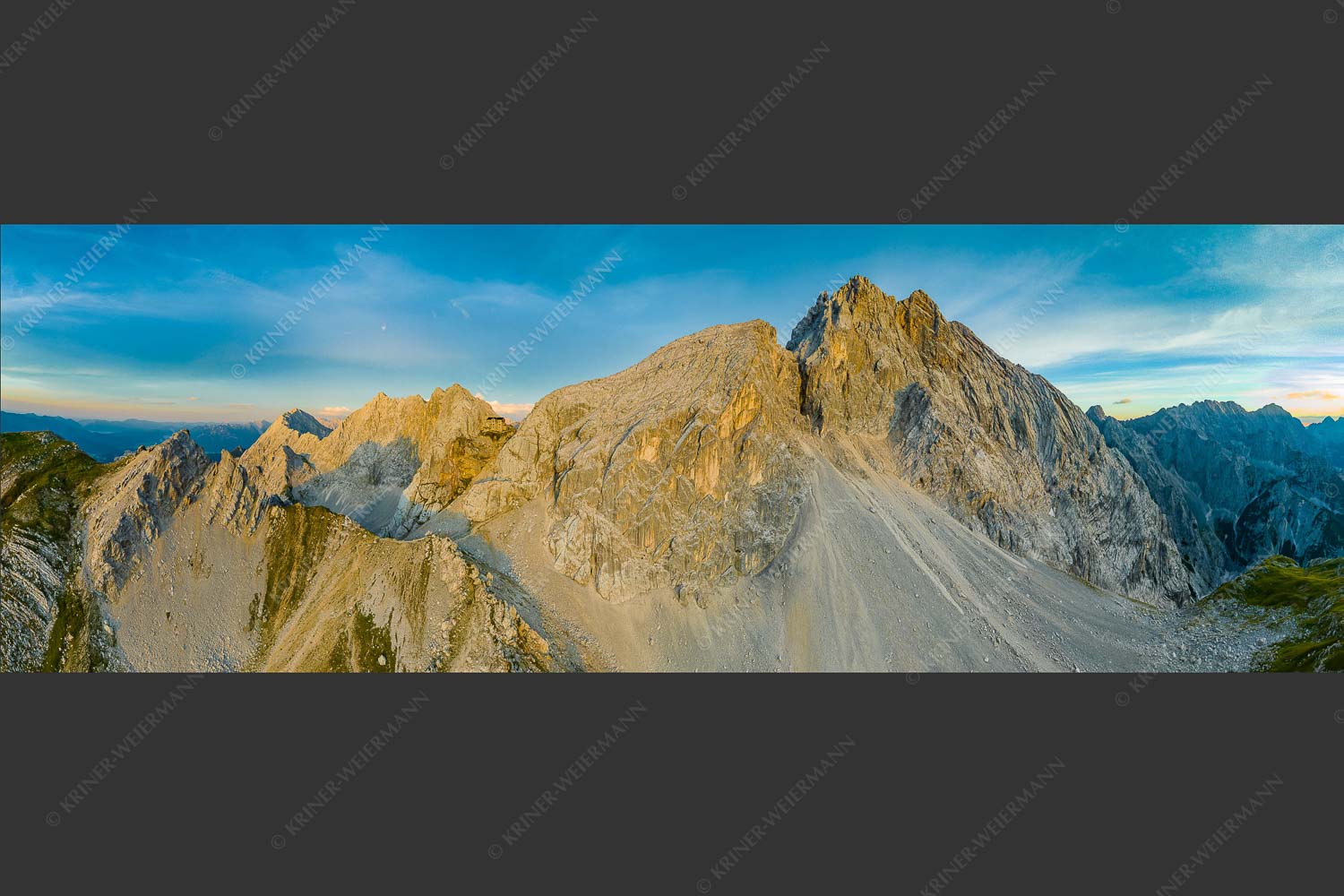 Meilerhütte und Partenkirchner Dreitorspitze im letzten Tageslicht im Wettersteingebirge - Trutzburg 3:1  -- Meilerhütte im Wetterstein - mehr Infos bei www.Kriner-Weiermann.de